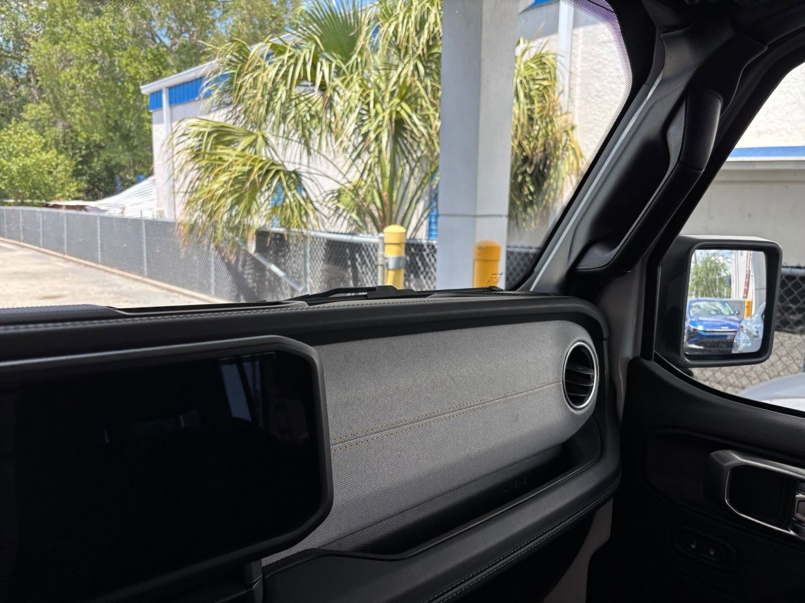 Used 2025 Jeep Wrangler Sahara AWD/4WD image 35