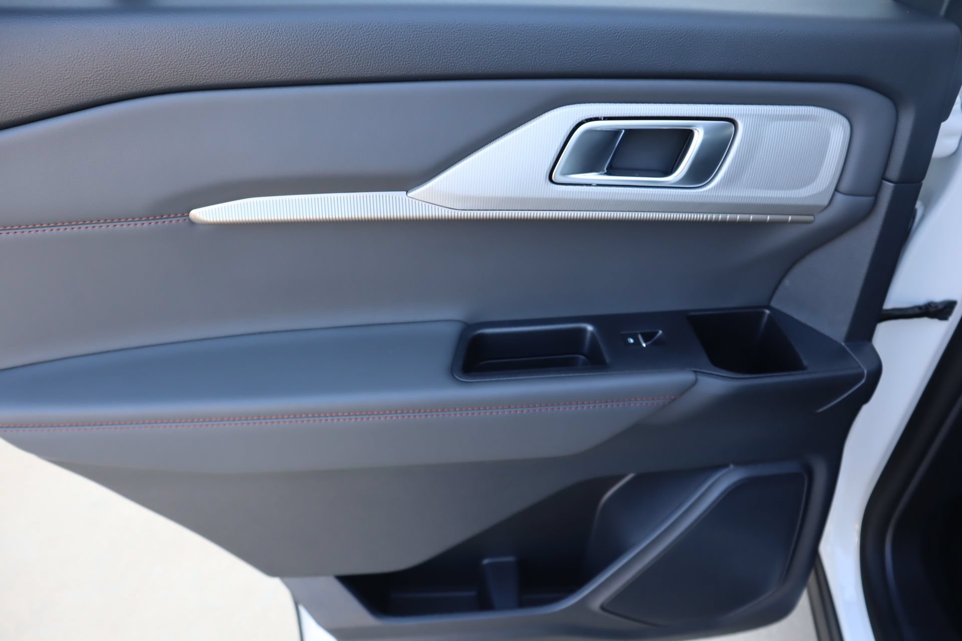 New 2026 Ford Explorer Active RWD image 18