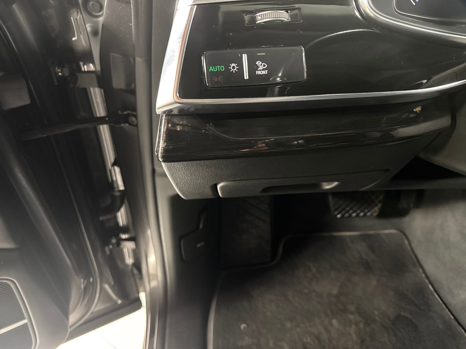 Used 2020 Audi Q8 Prestige w/ Prestige Package image 15