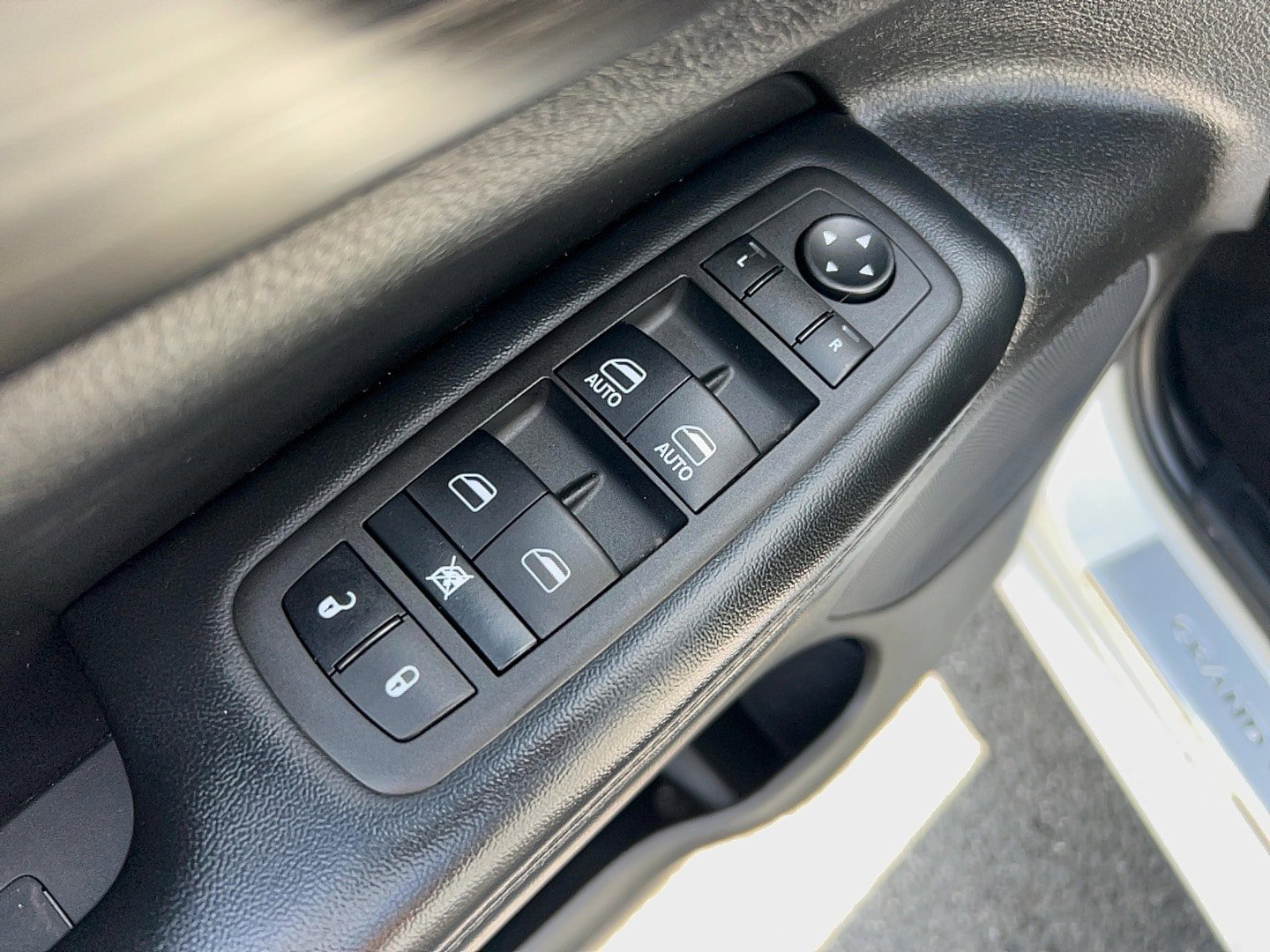 Used 2022 Jeep Grand Cherokee Laredo X AWD/4WD image 12