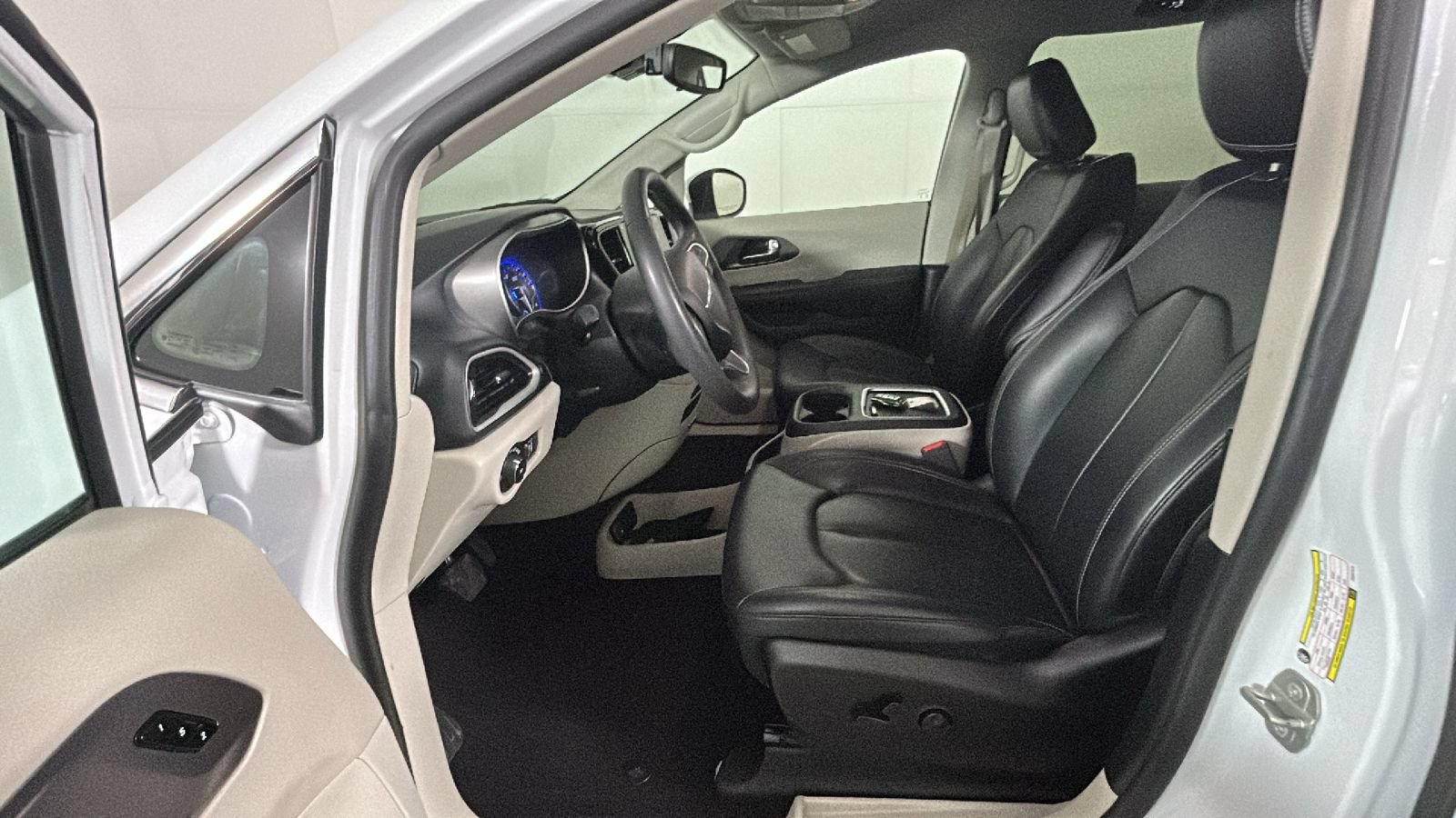 Used 2023 Chrysler Pacifica Touring-L FWD image 13