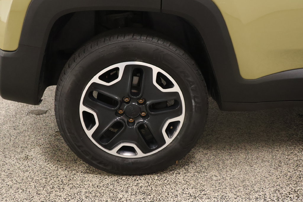 Used 2015 Jeep Renegade Trailhawk AWD/4WD image 32