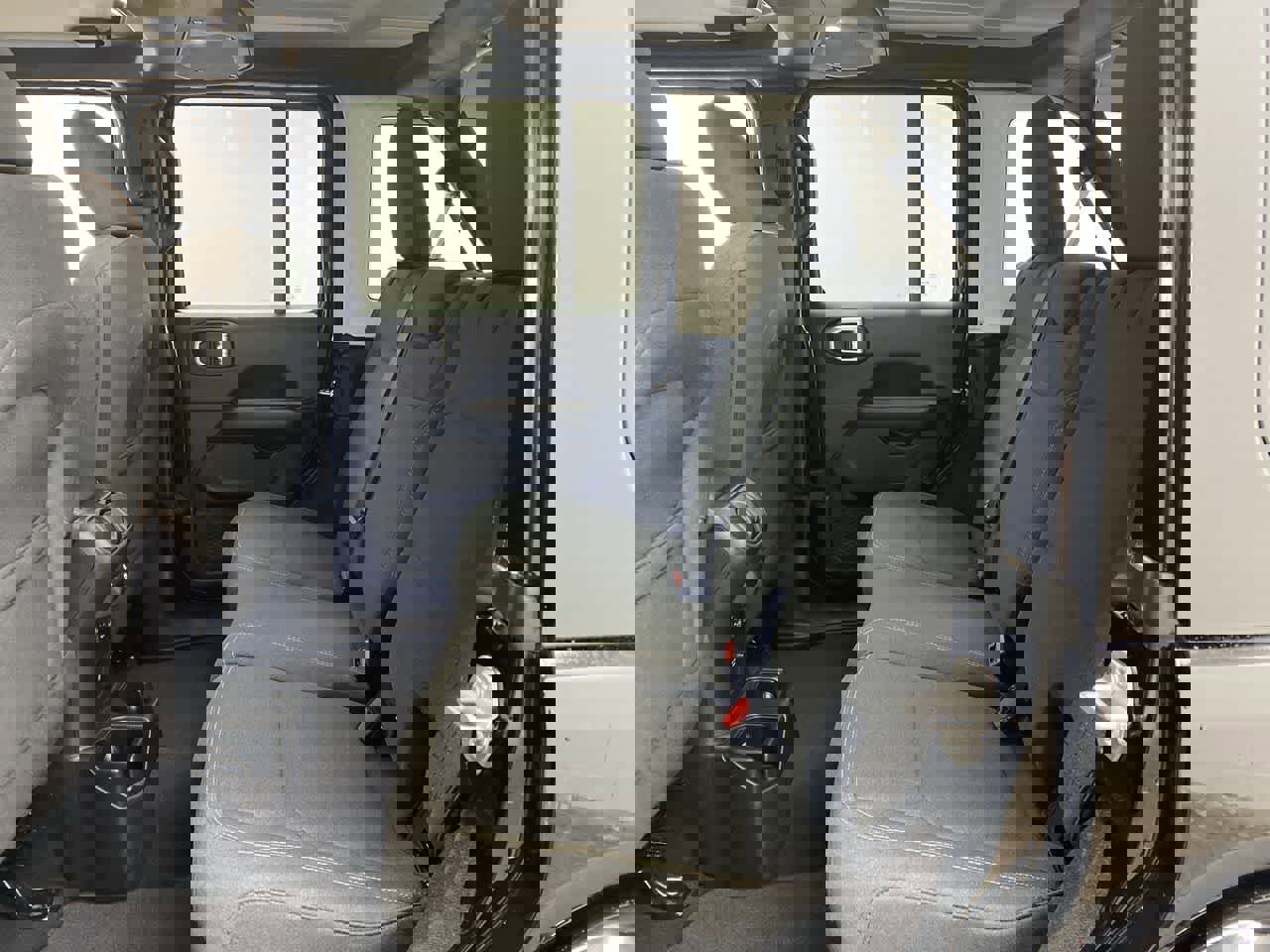 Used 2025 Jeep Wrangler Sahara image 16