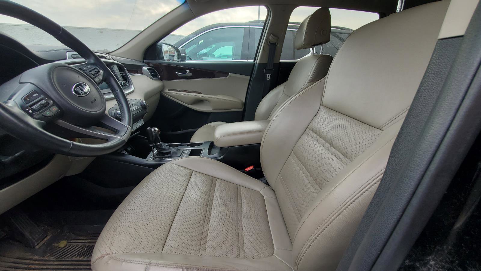 Used 2017 Kia Sorento LX w/ LX Convenience Package image 3