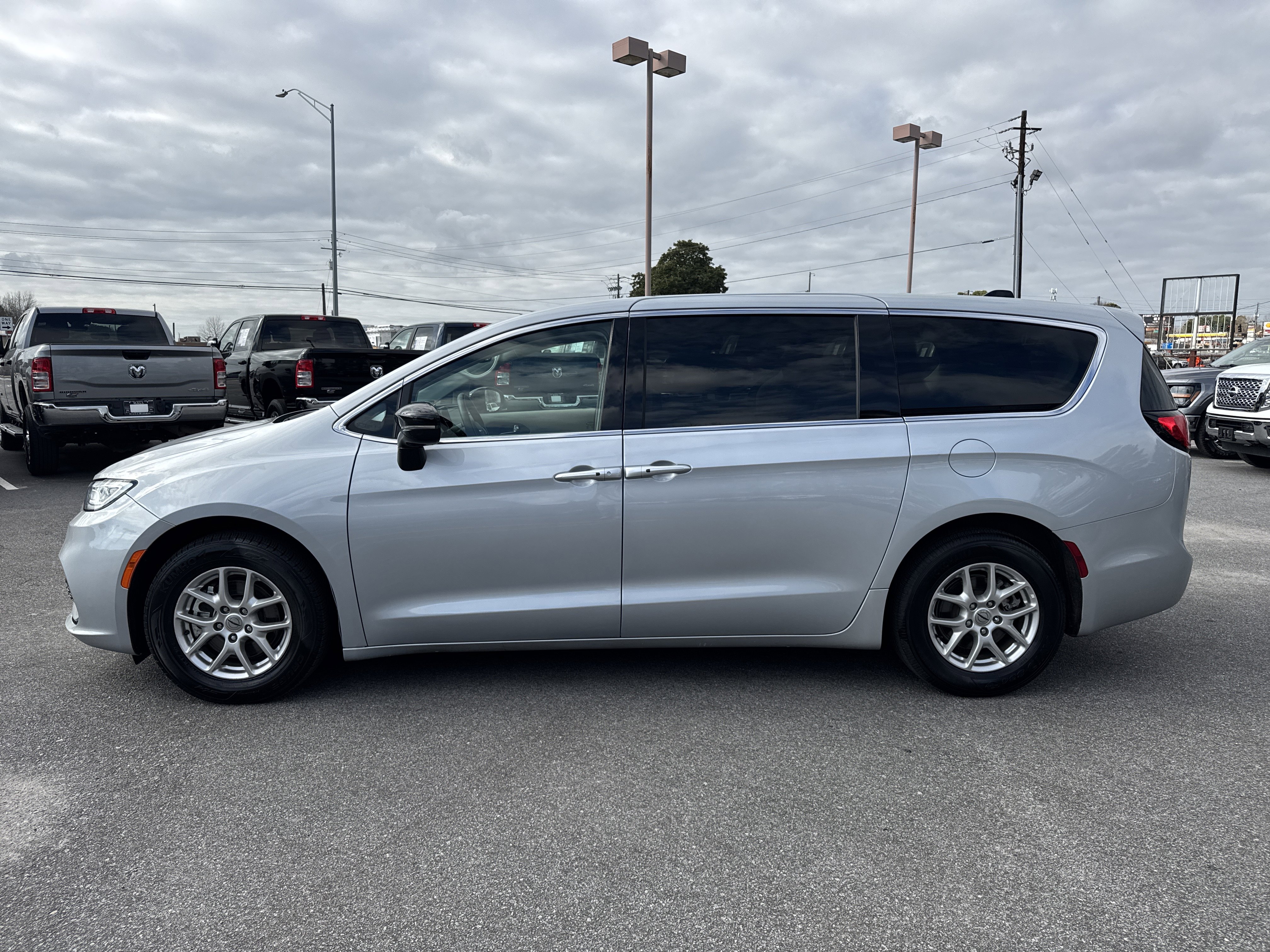 Used 2024 Chrysler Pacifica Touring-L image 9