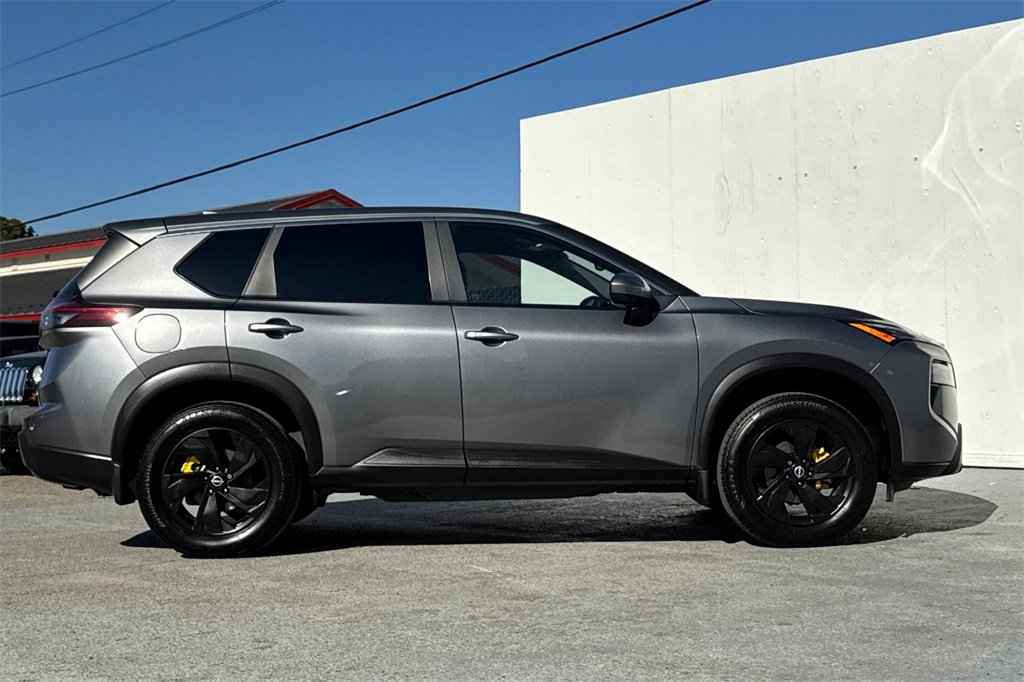 Used 2025 Nissan Rogue SV image 2