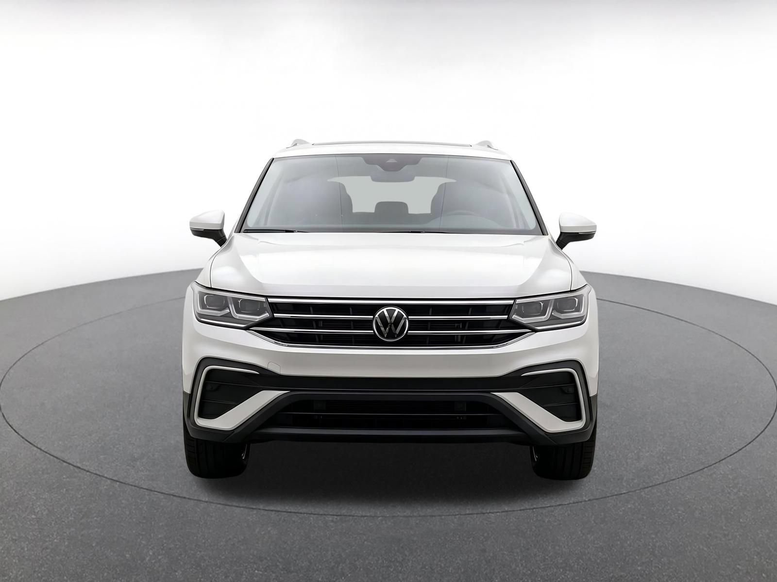 Used 2026 Volkswagen Tiguan SE AWD/4WD image 2