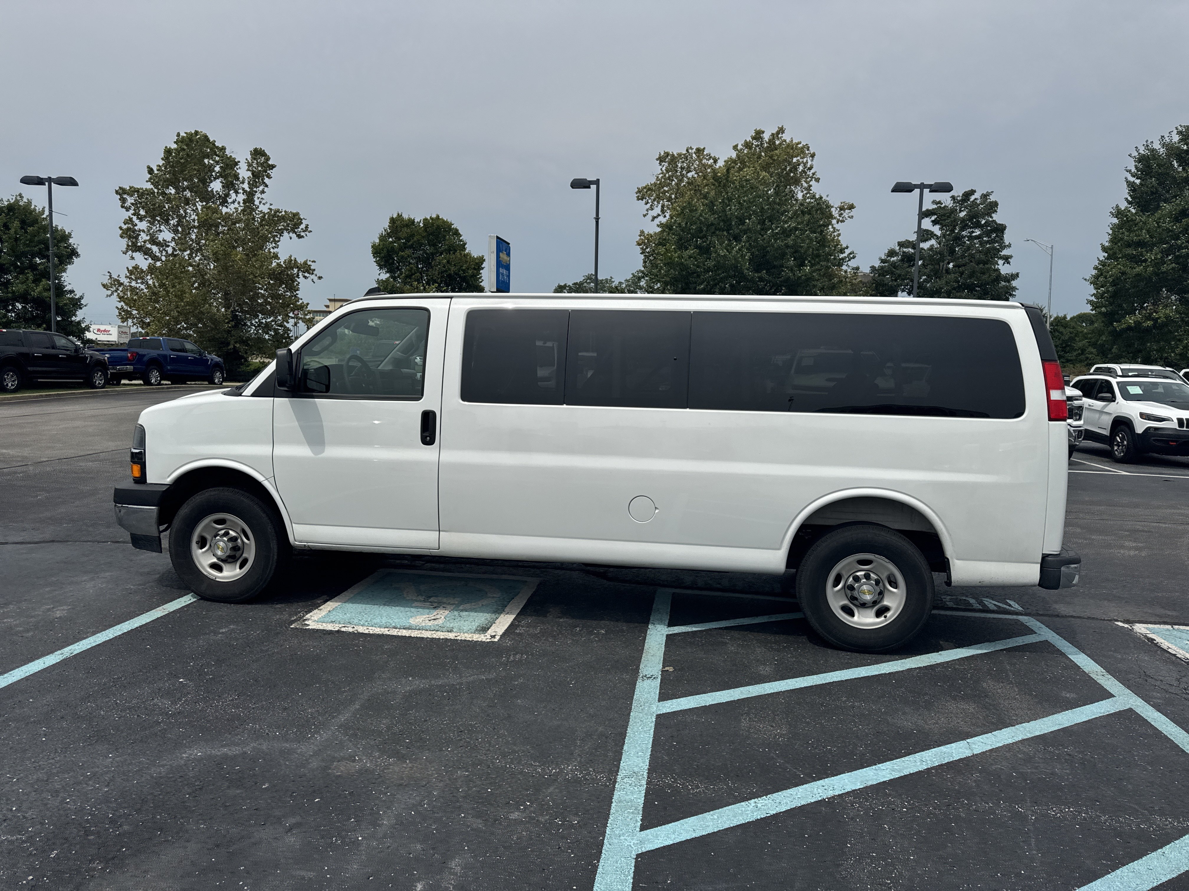 Used 2025 Chevrolet Express 3500 LT w/ LT Preferred Equipment Group RWD image 8