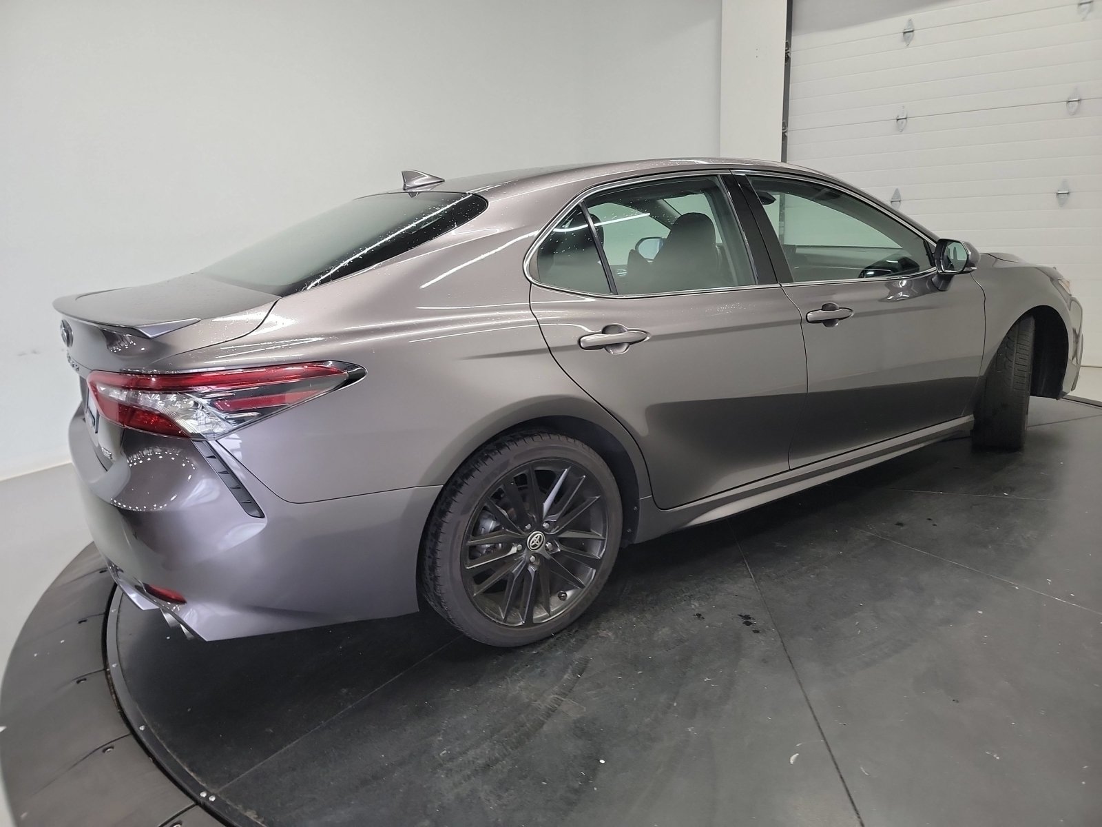 Used 2023 Toyota Camry XSE FWD image 9