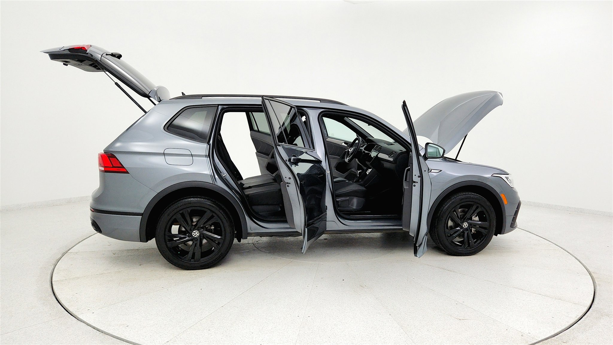 Used 2023 Volkswagen Tiguan SE R-Line image 11