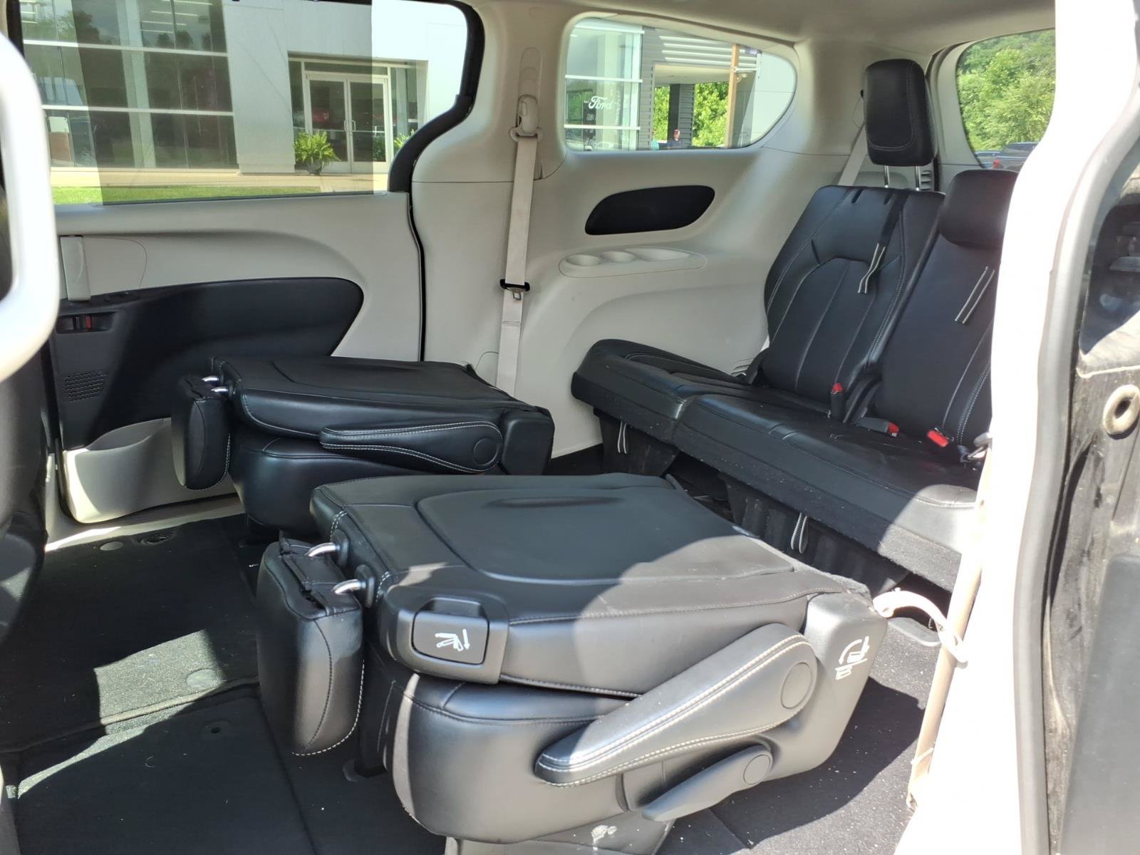 Used 2024 Chrysler Pacifica Touring-L FWD image 13