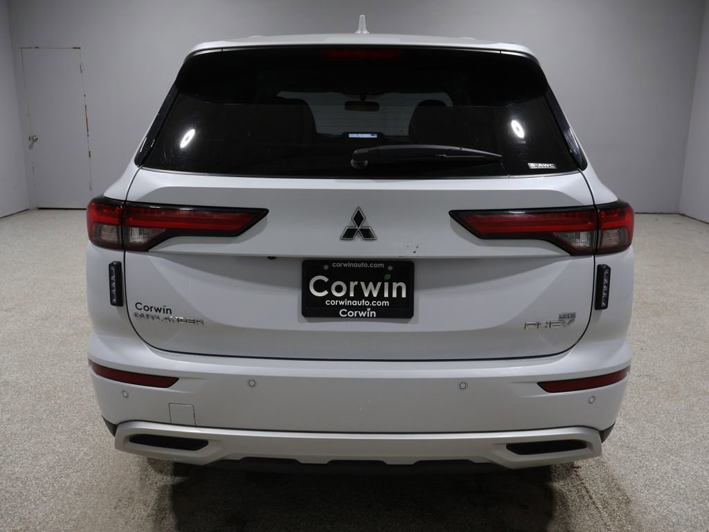 Used 2024 Mitsubishi Outlander SE image 3