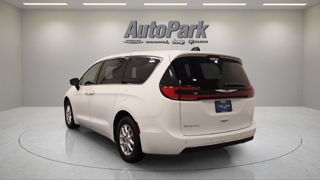 Certified 2025 Chrysler Pacifica Select FWD image 9