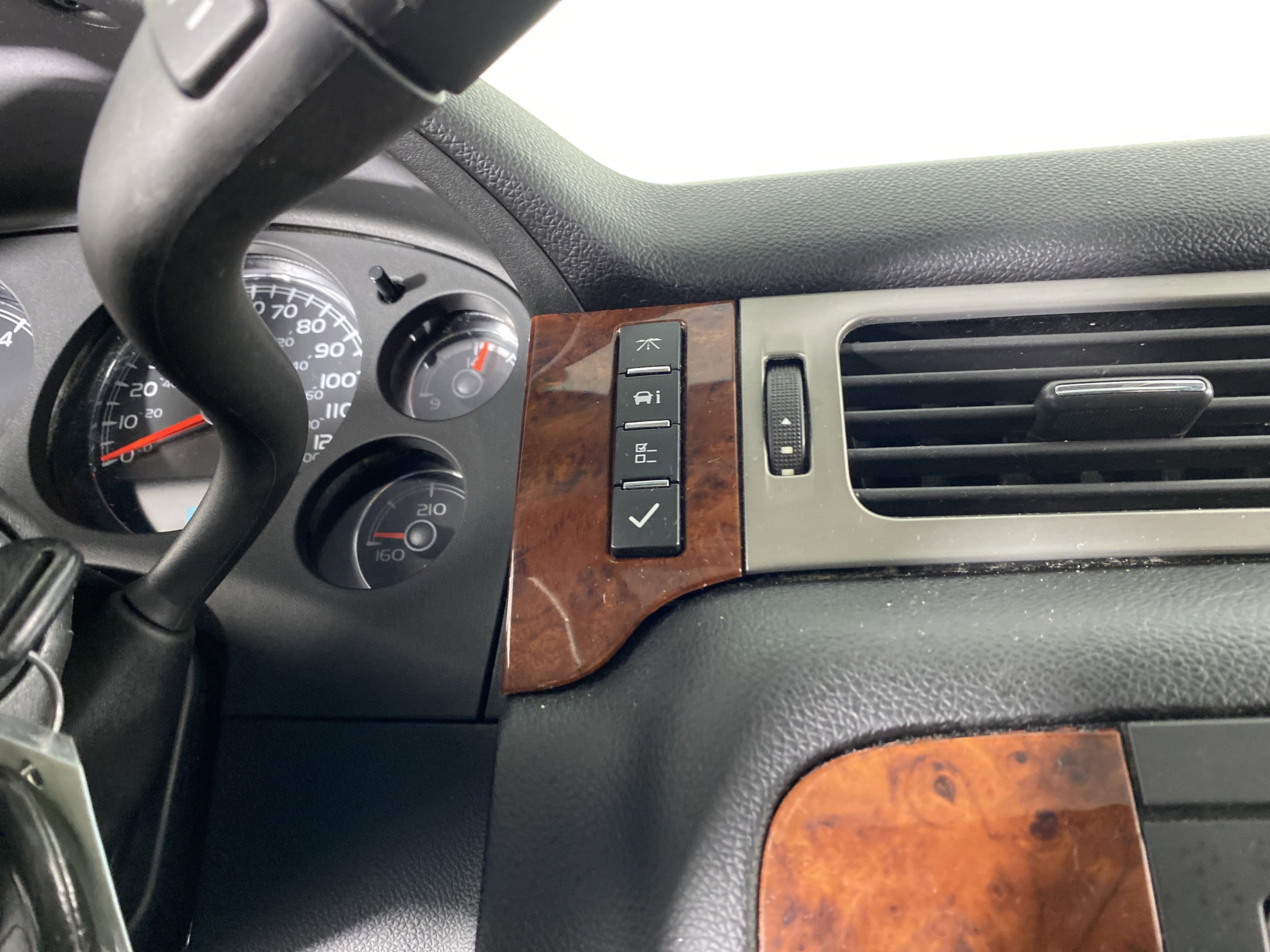 Used 2013 Chevrolet Tahoe LT w/ Luxury Package AWD/4WD image 23