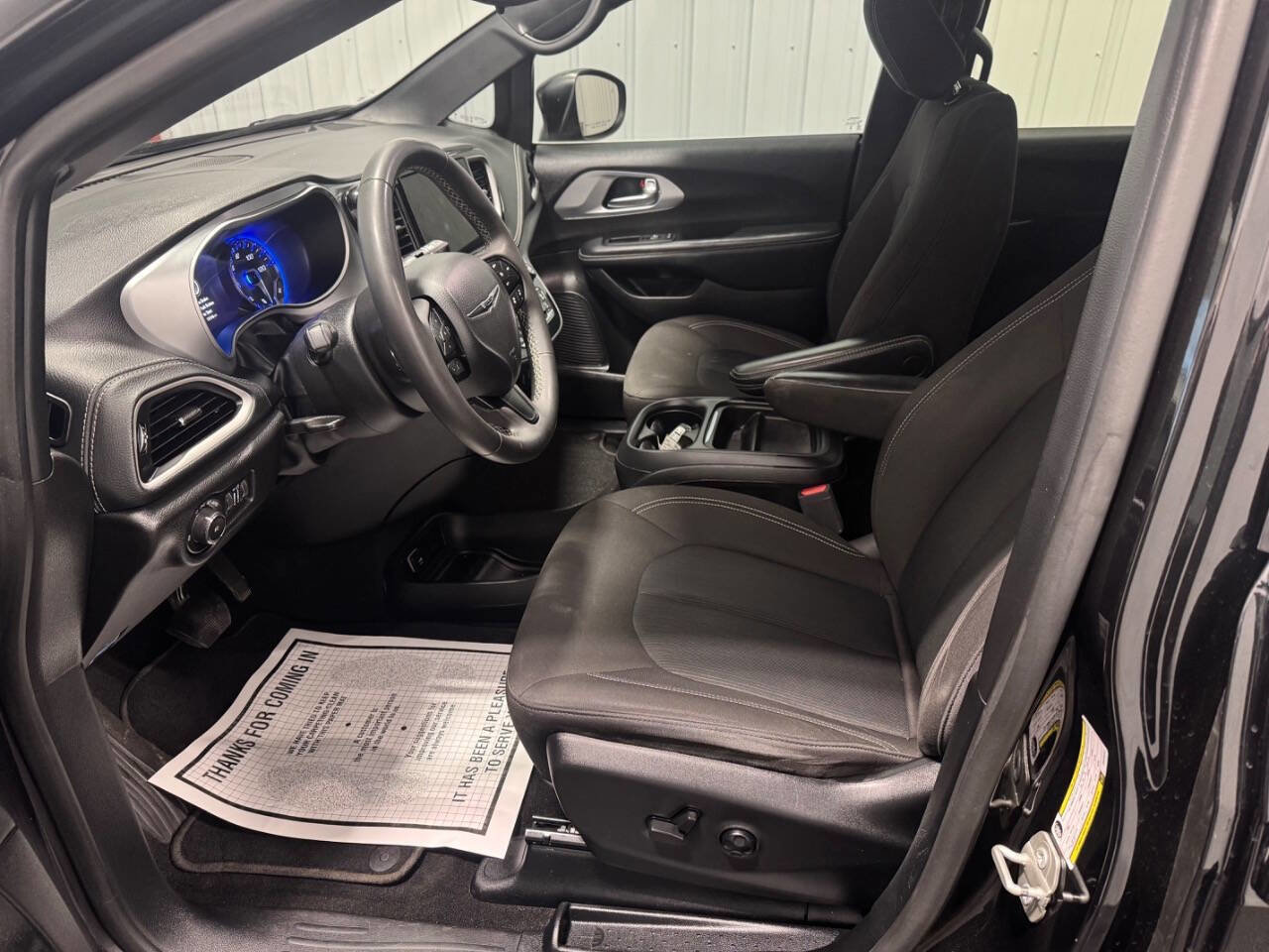 Used 2023 Chrysler Pacifica Touring image 8