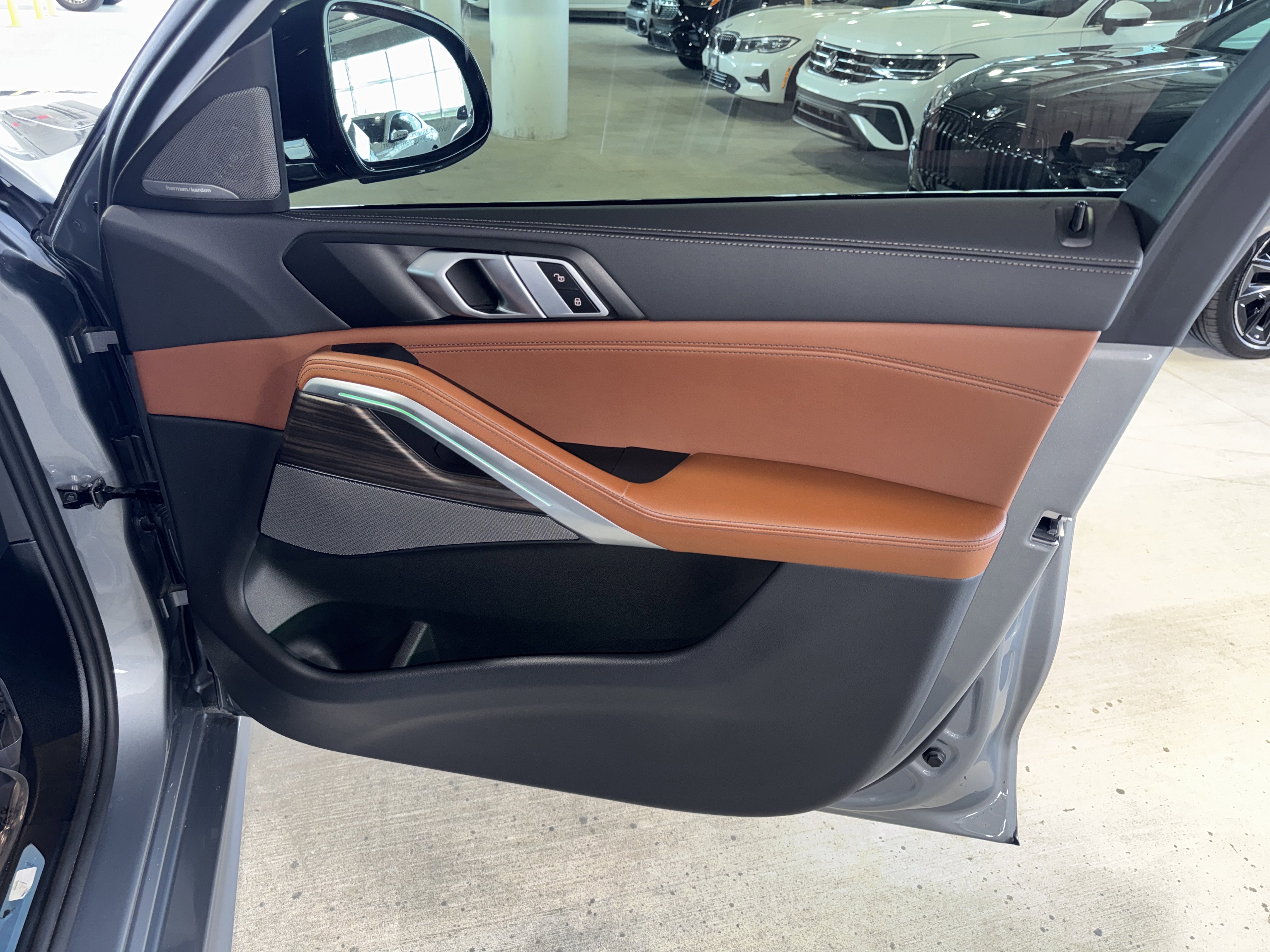 Used 2025 BMW X6 xDrive40i w/ Climate Comfort Package image 9