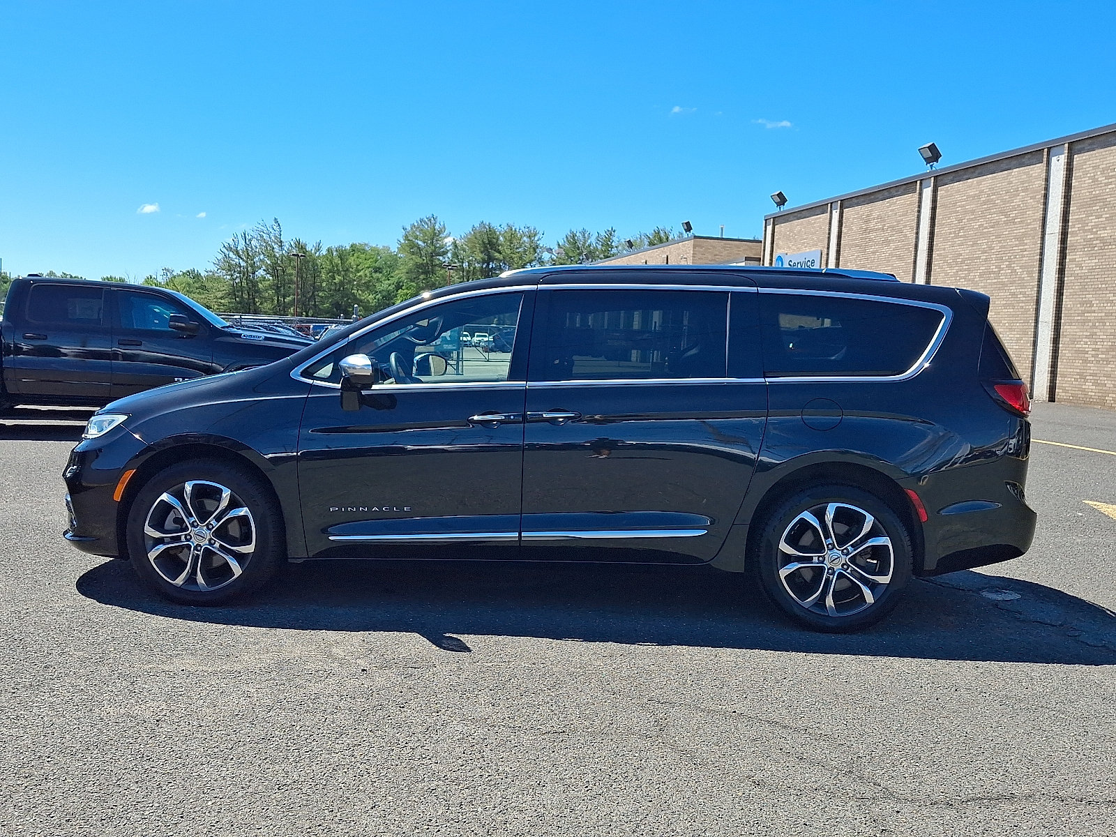 Used 2022 Chrysler Pacifica Pinnacle AWD/4WD image 4