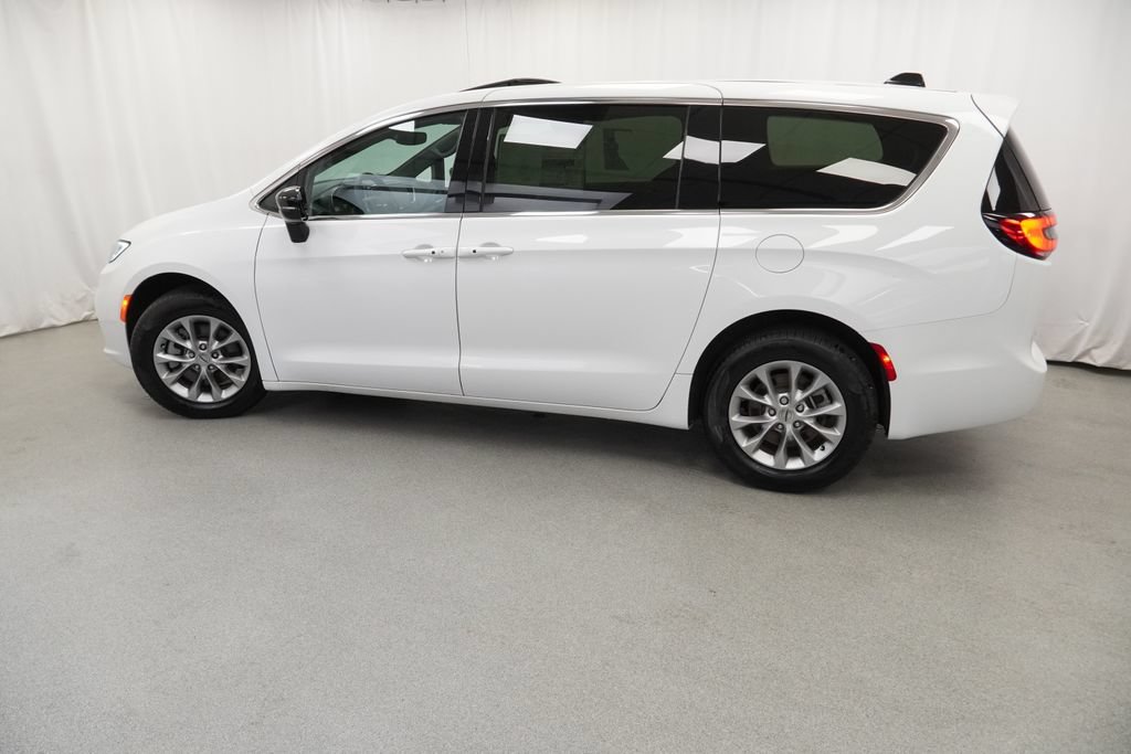 Certified 2025 Chrysler Pacifica Select AWD/4WD image 15