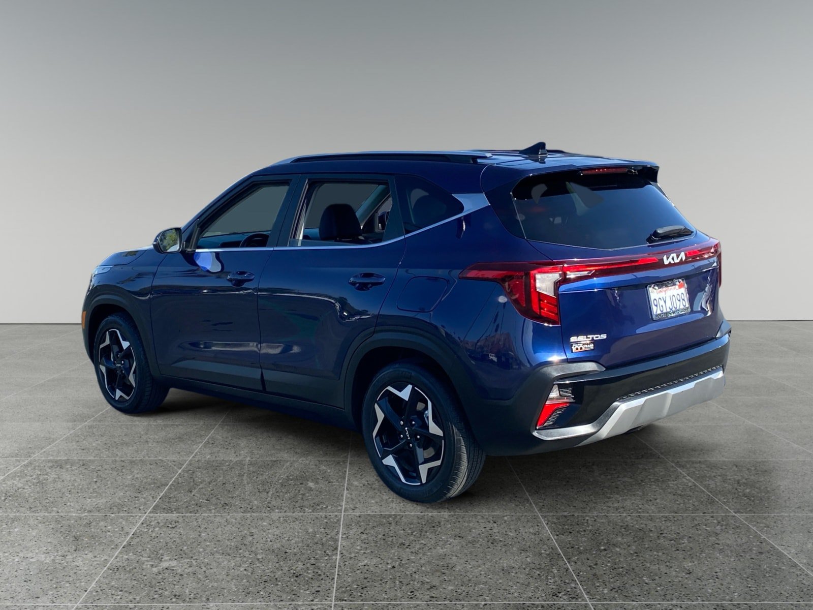 Used 2024 Kia Seltos EX FWD image 3