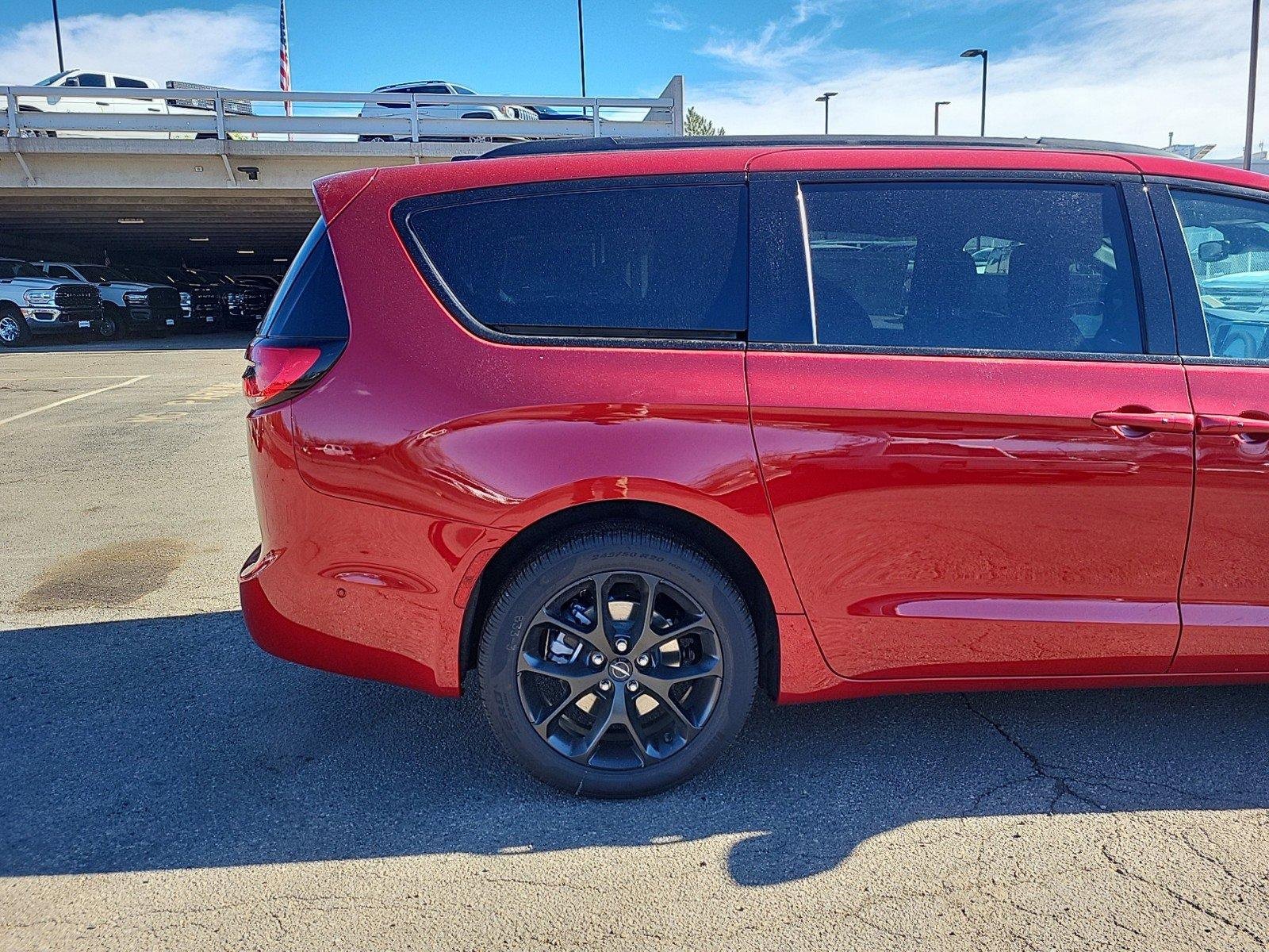 New 2025 Chrysler Pacifica Limited w/ Uconnect Theater Family Group image 29