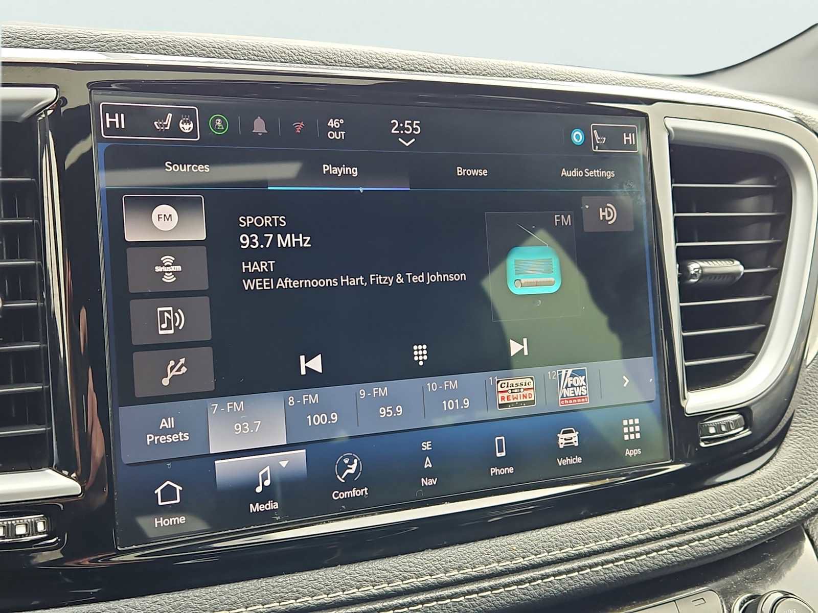 Used 2024 Chrysler Pacifica Premium image 31