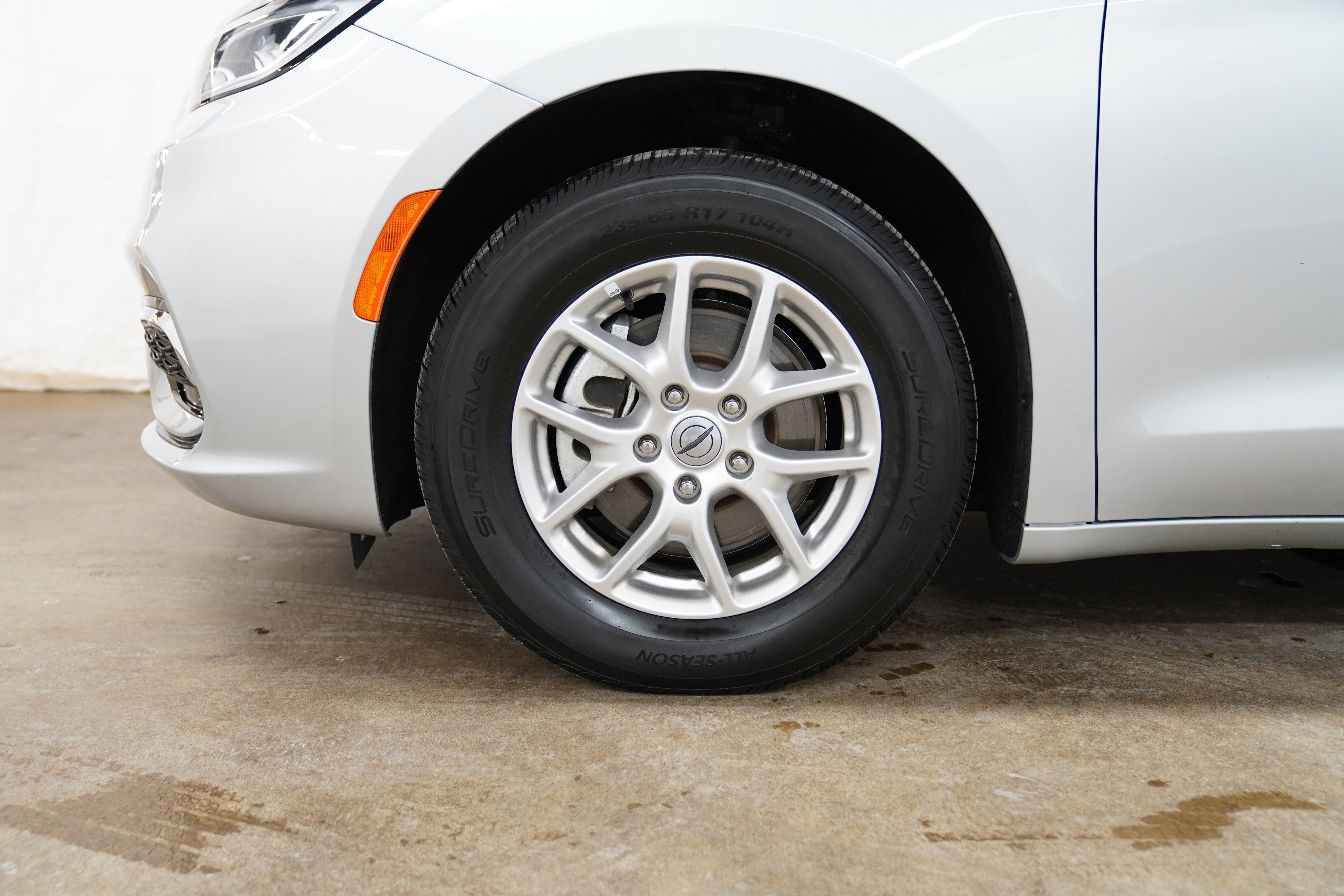 Used 2024 Chrysler Pacifica Touring-L FWD image 17