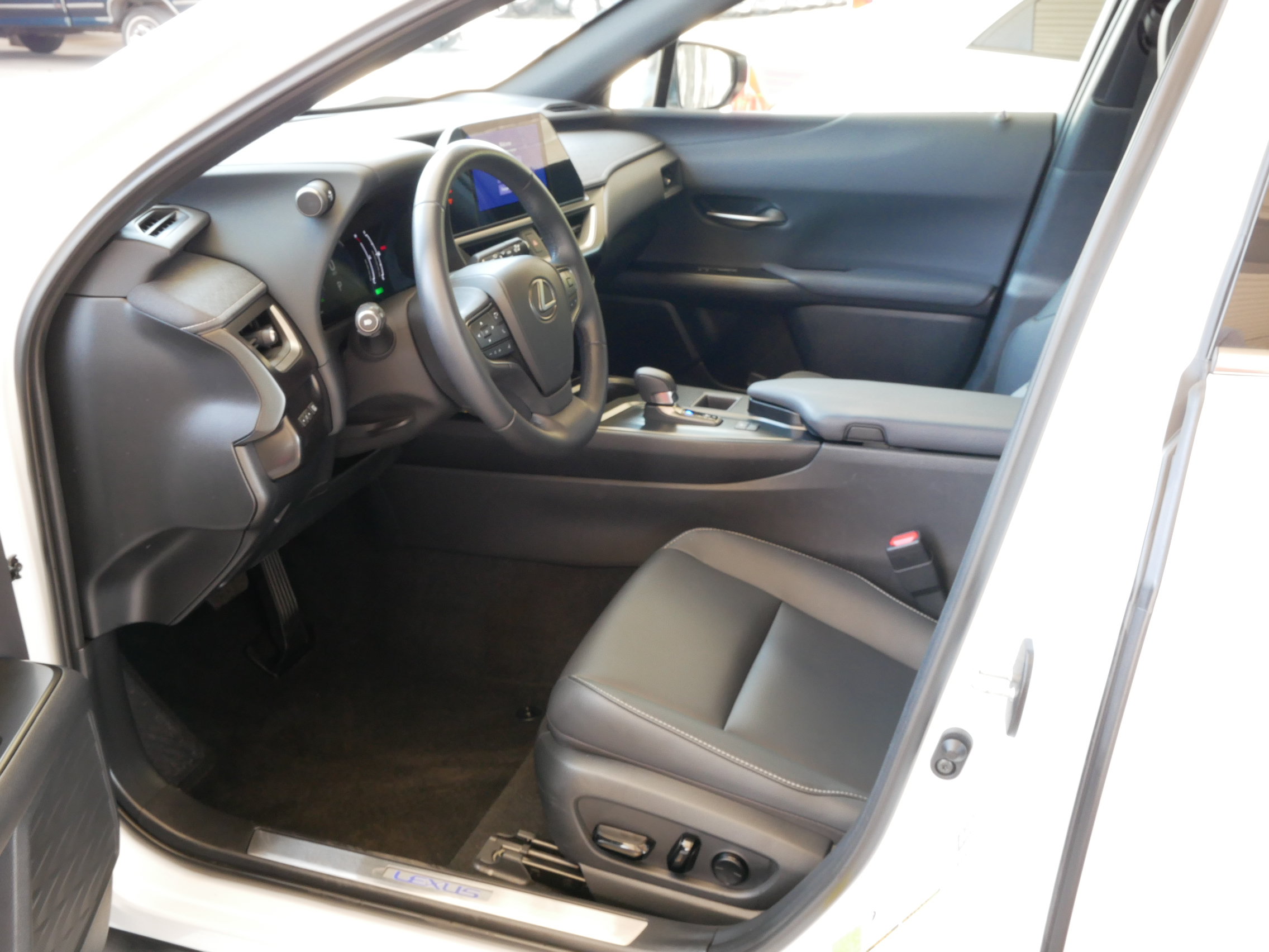 Used 2025 Lexus UX 300h FWD w/ Accessory Package (Z2) image 4