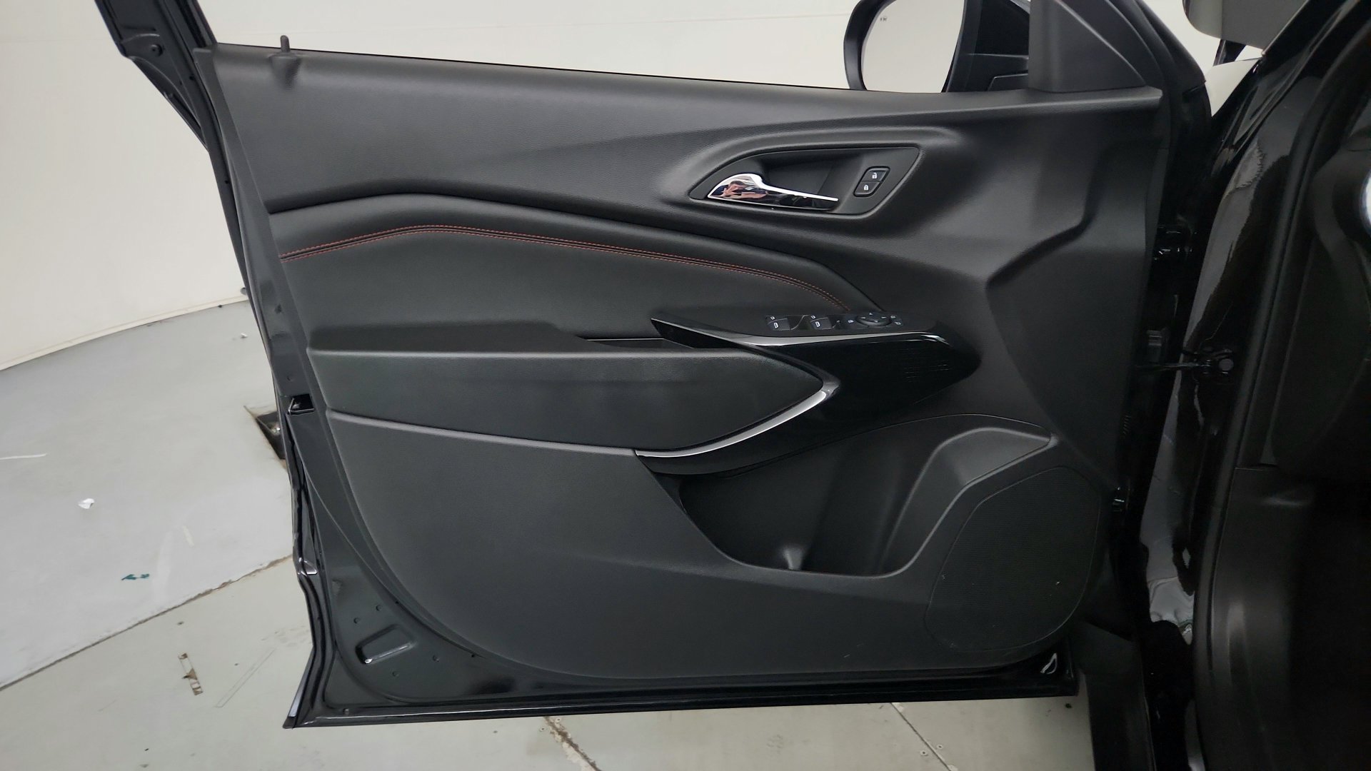 Used 2025 Chevrolet Trax RS w/ Sunroof Package FWD image 16