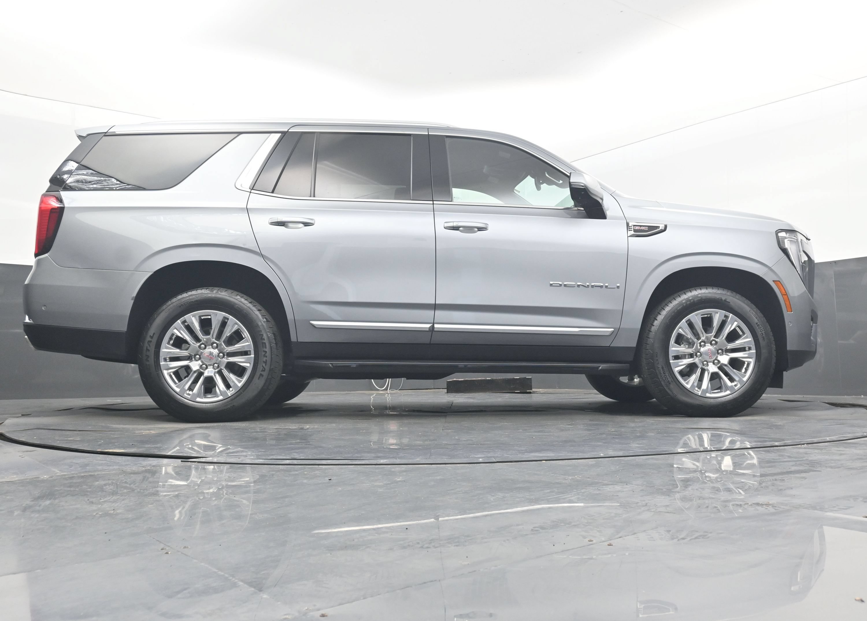 Used 2025 GMC Yukon Denali RWD image 36