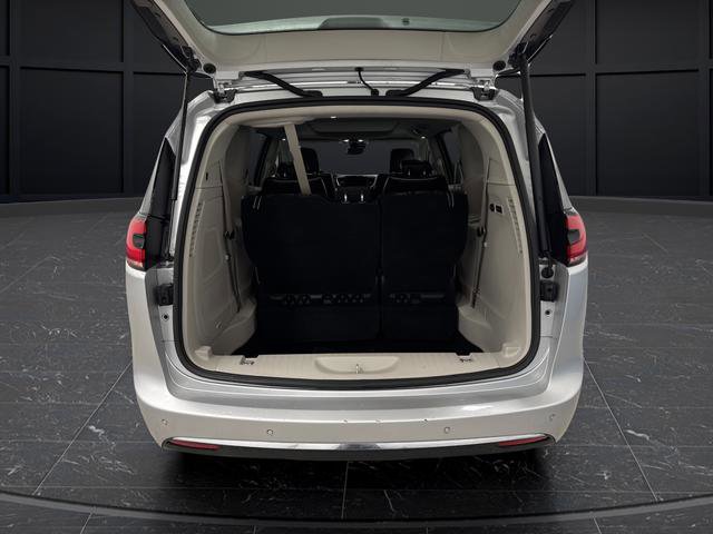 Used 2023 Chrysler Pacifica Limited w/ Uconnect Theater Family Group image 16