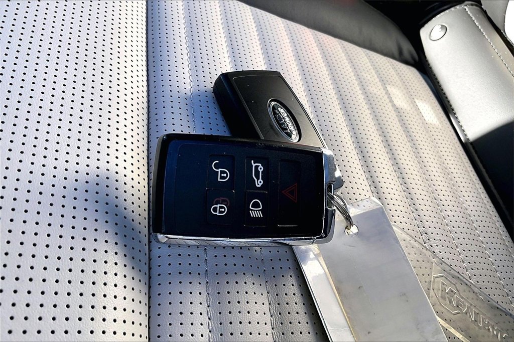 Used 2024 Land Rover Discovery Dynamic SE image 34