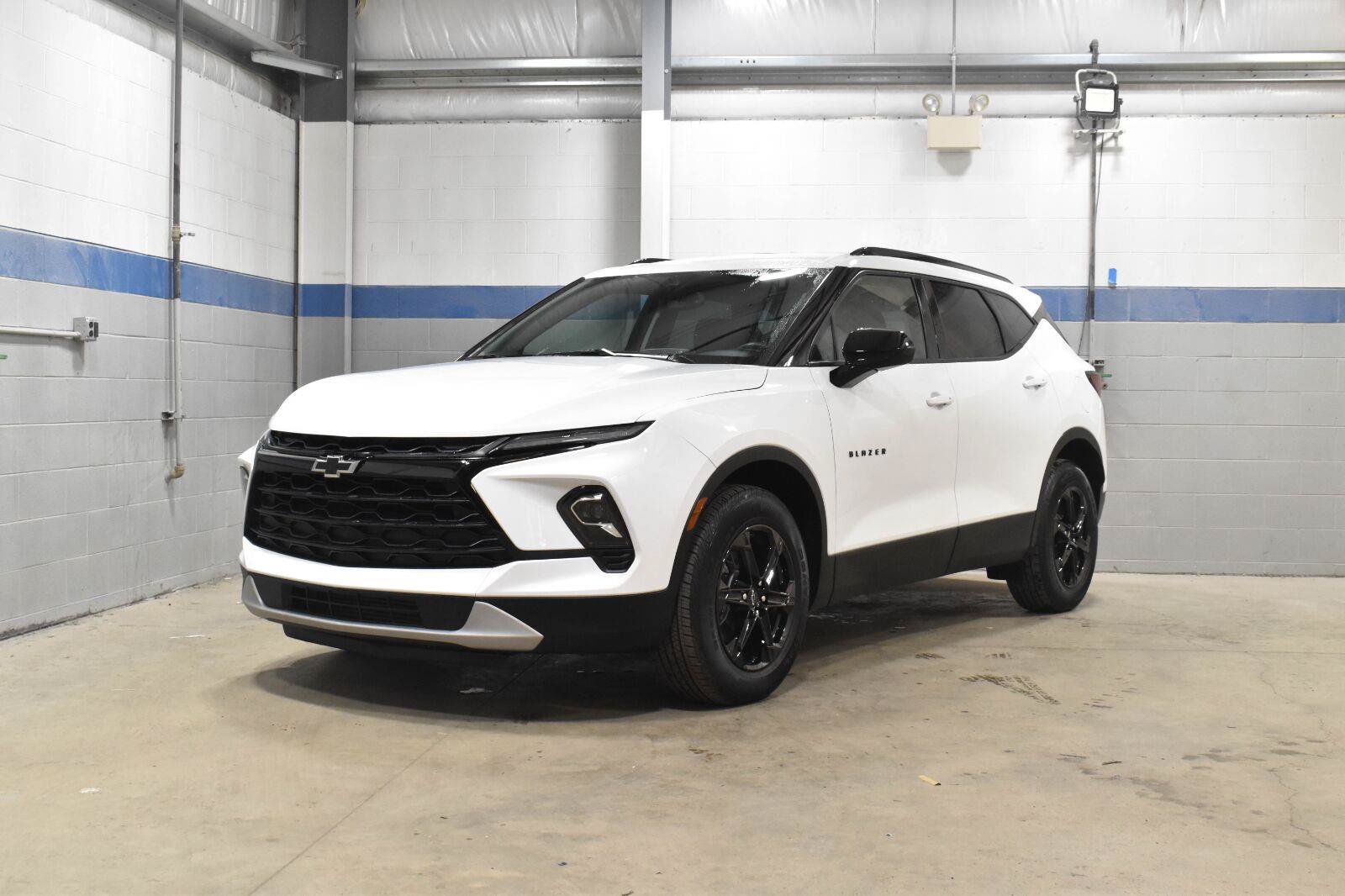 Used 2024 Chevrolet Blazer LT AWD/4WD image 2