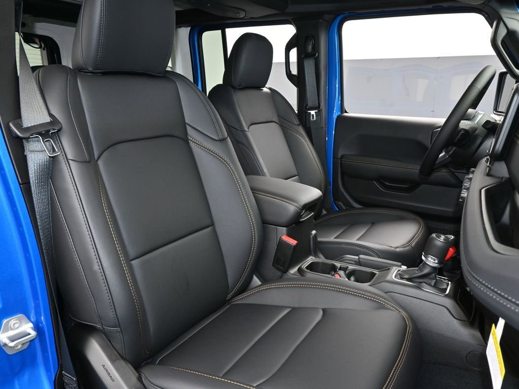 Used 2025 Jeep Wrangler Unlimited Sahara AWD/4WD image 41