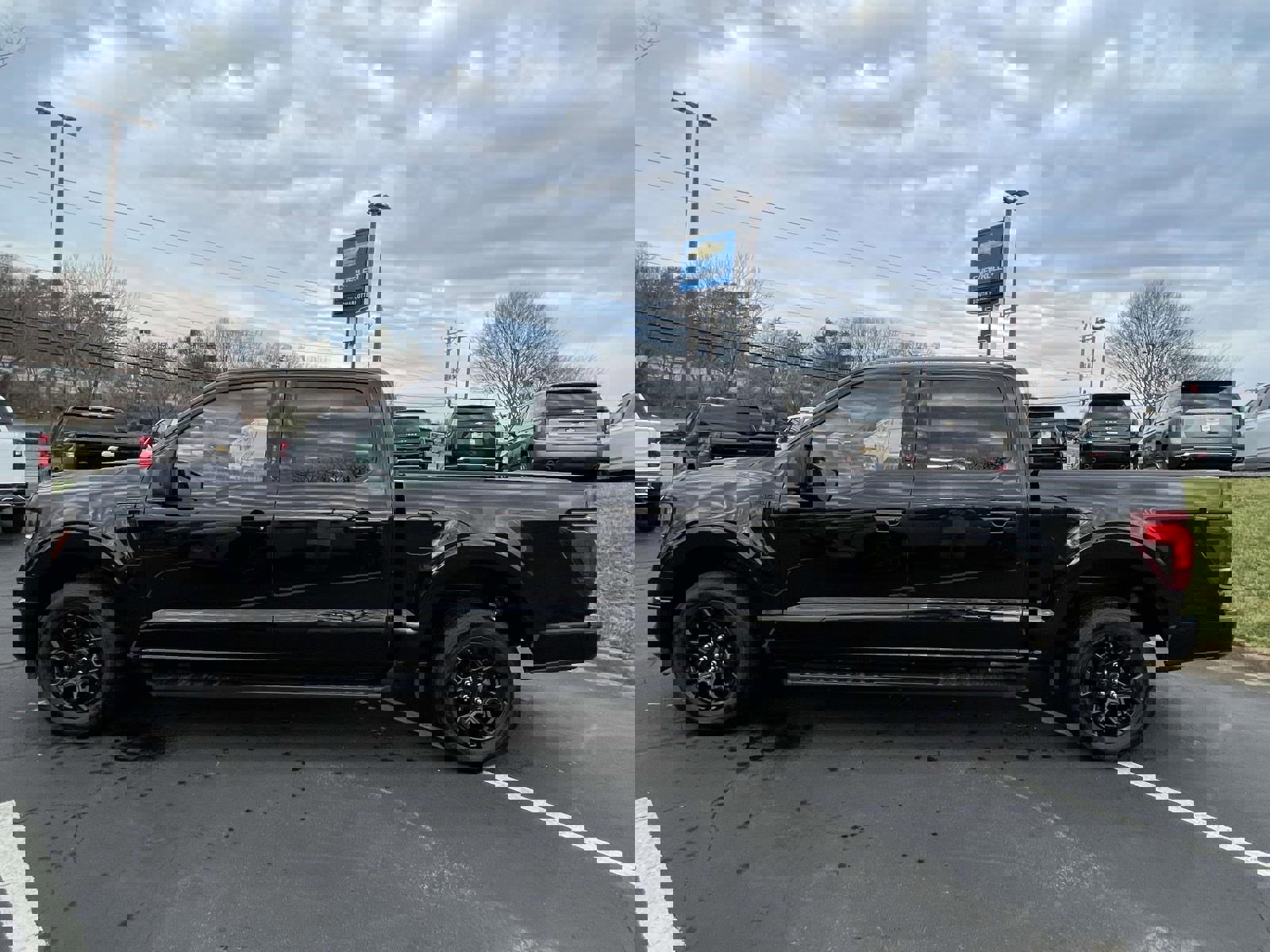 Used 2024 Ford F150 XLT w/ XLT Black Appearance Package image 8