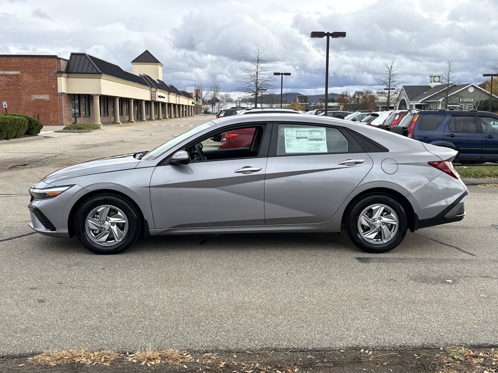 Used 2026 Hyundai Elantra SE FWD image 9