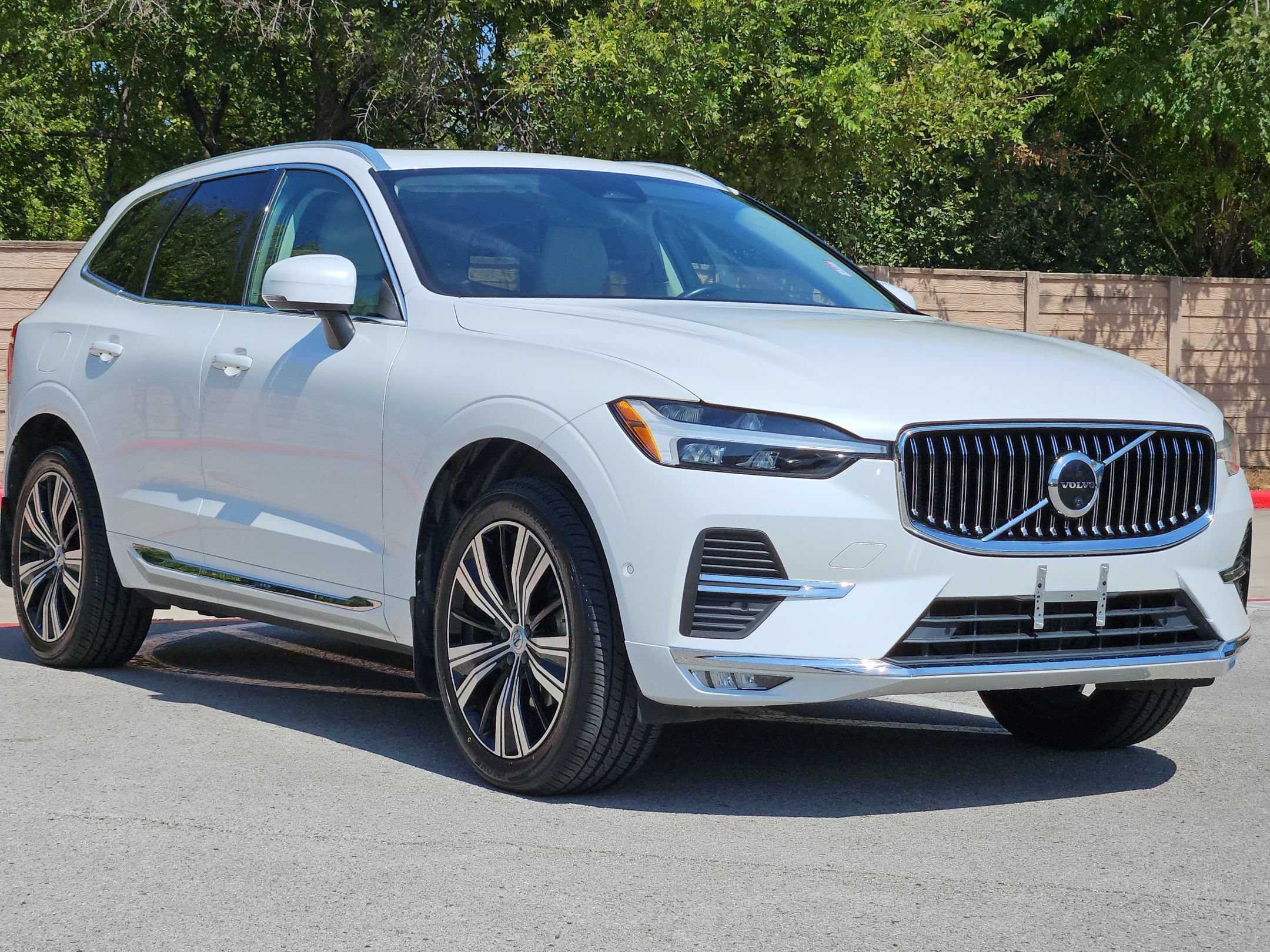 Used 2022 Volvo XC60 B5 Inscription w/ Advanced Package FWD image 1