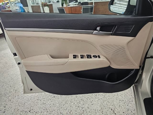 Used 2017 Hyundai Elantra SE image 23