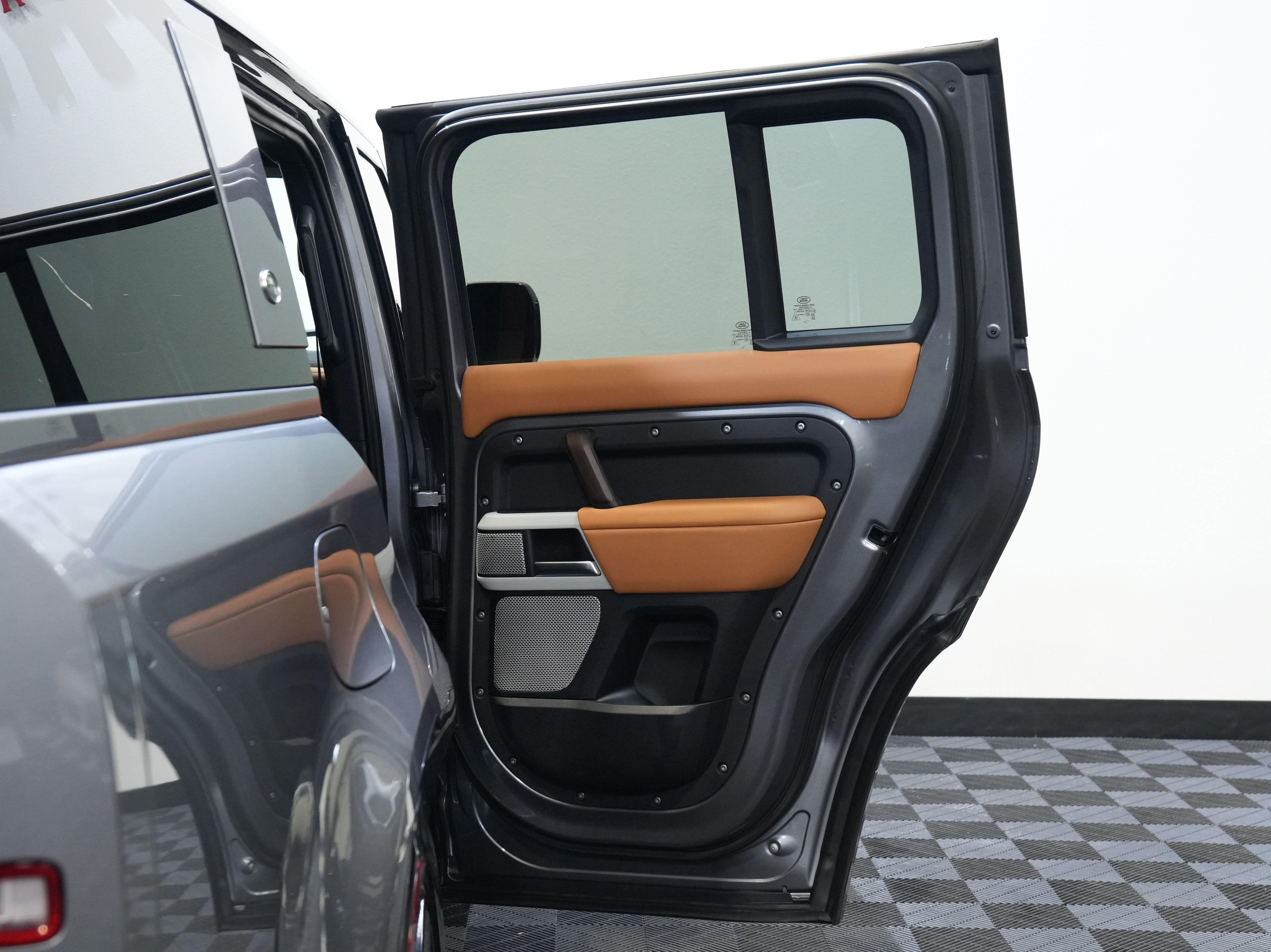 Used 2023 Land Rover Defender 130 X-Dynamic SE AWD/4WD image 27