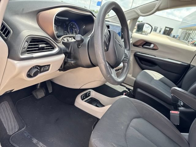 Used 2017 Chrysler Pacifica Touring FWD image 26