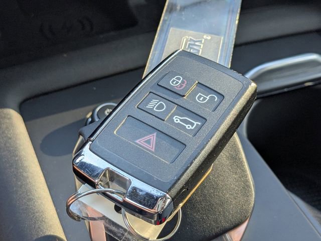 Used 2025 Land Rover Discovery Metropolitan Edition image 27