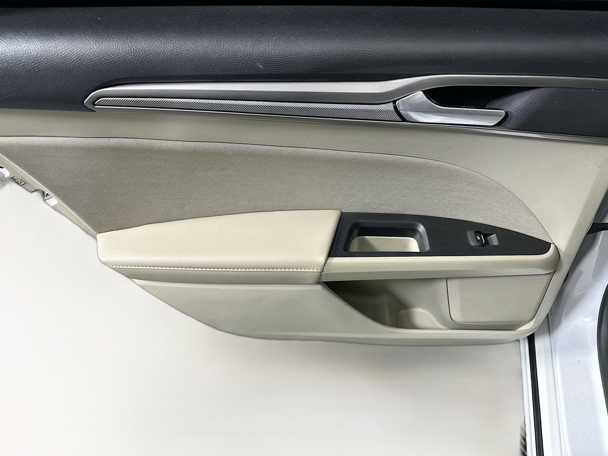 Used 2019 Ford Fusion SE image 25