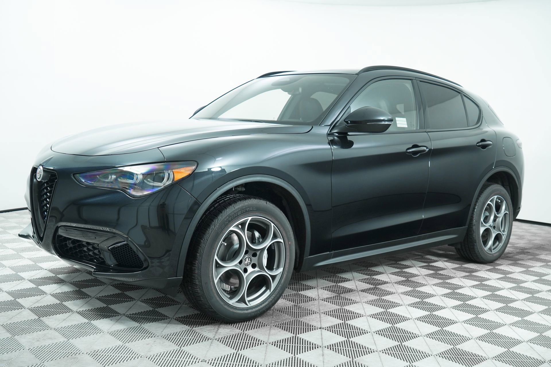 New 2025 Alfa Romeo Stelvio Sprint AWD/4WD image 3