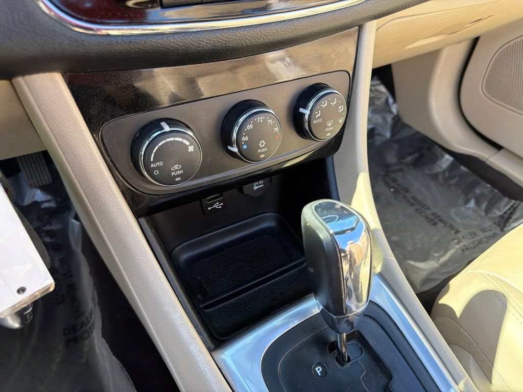 Used 2013 Chrysler 200 Limited FWD image 28