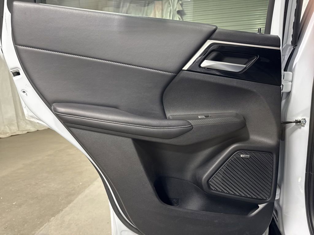 Used 2025 Mitsubishi Outlander SE image 13
