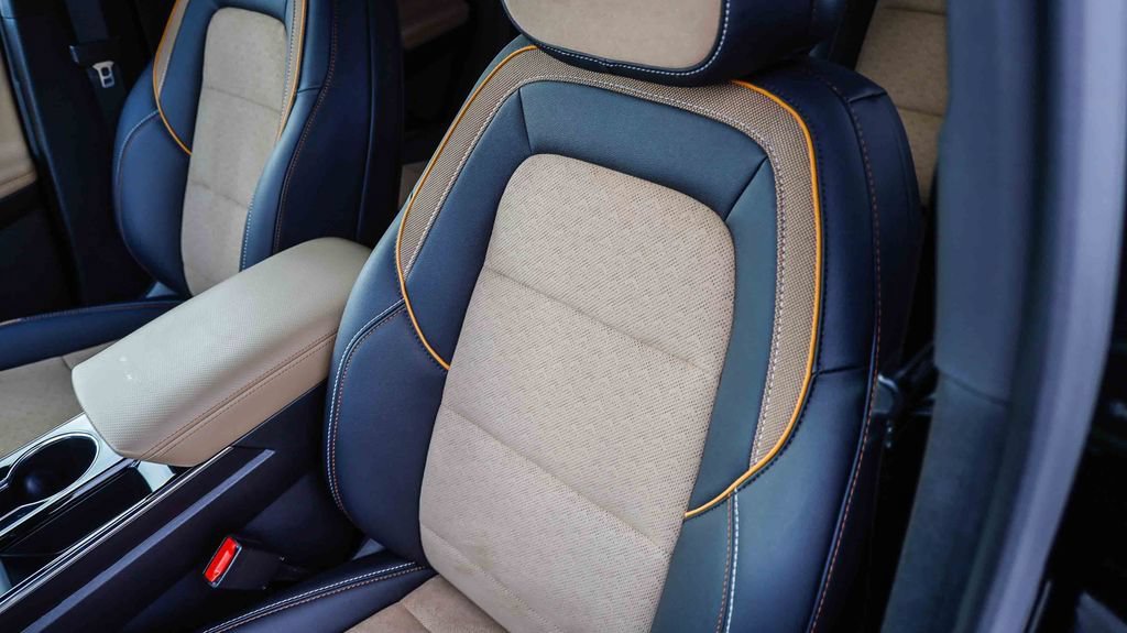 Used 2025 Chevrolet Equinox ACTIV w/ Safety and Technology Package FWD image 29