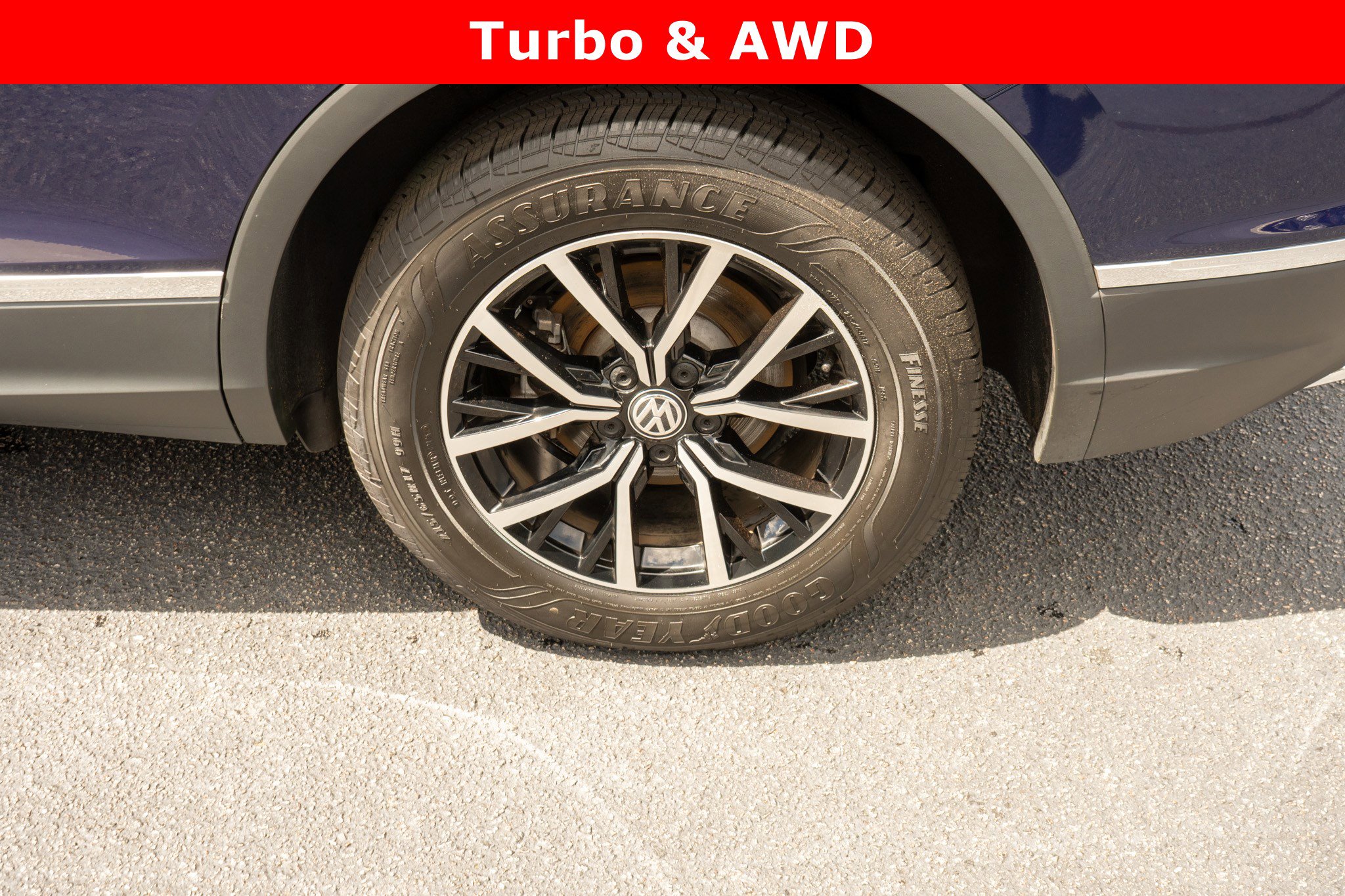 Used 2021 Volkswagen Tiguan SE w/ Panoramic Sunroof Package image 9