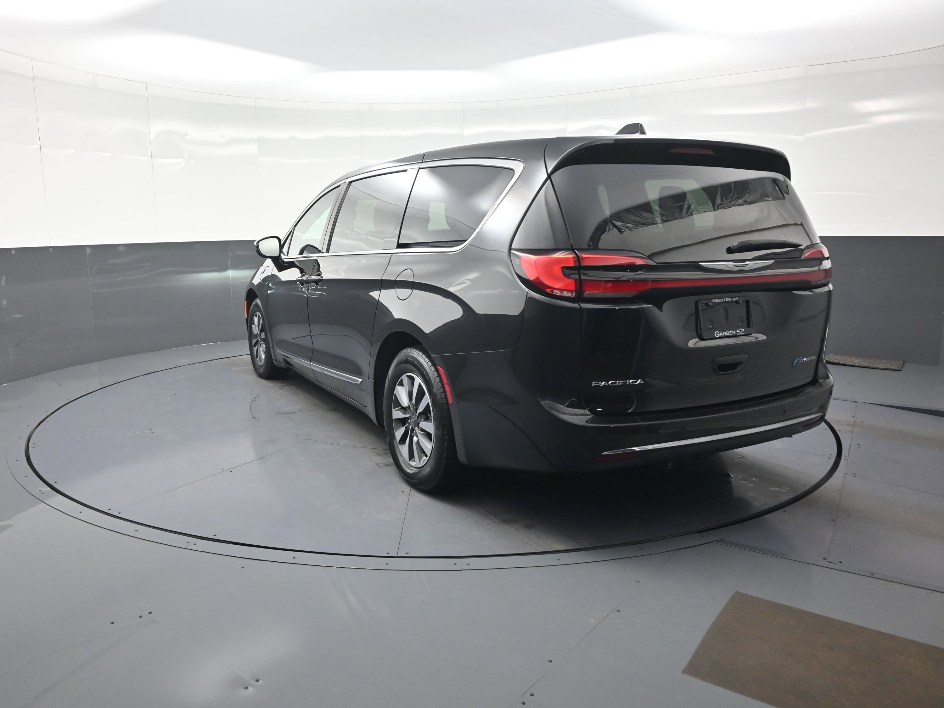 Used 2023 Chrysler Pacifica Limited FWD image 5