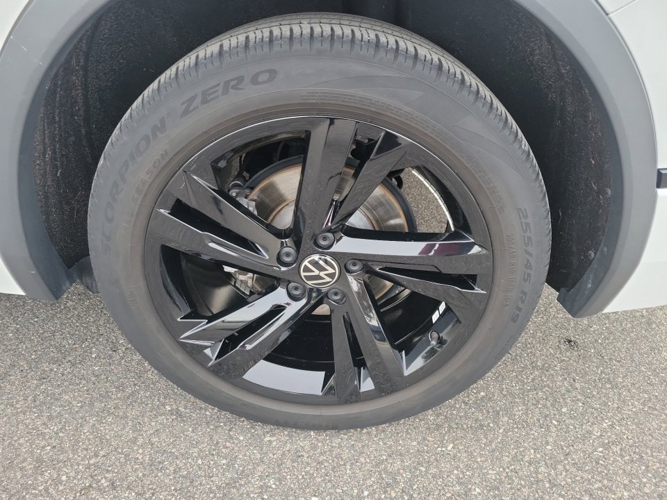 Certified 2023 Volkswagen Tiguan SE R-Line image 27