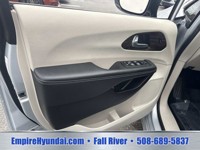 Used 2023 Chrysler Pacifica Limited FWD image 18
