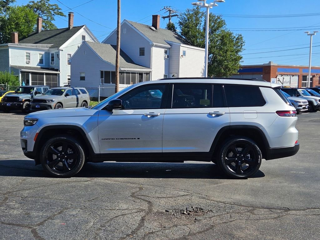 Used 2021 Jeep Grand Cherokee L Laredo image 2